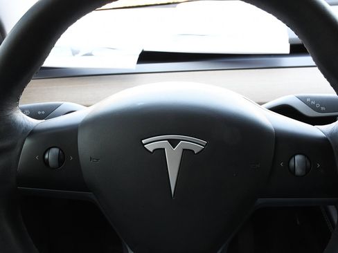 Used 2021 Tesla Model Y Long Range image 15