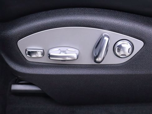 Certified 2025 Porsche Macan AWD/4WD image 18