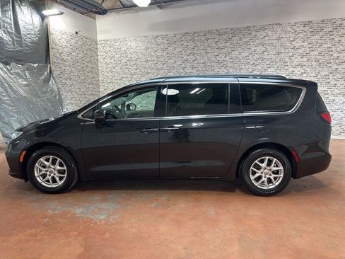 Used 2022 Chrysler Pacifica Touring-L image 4