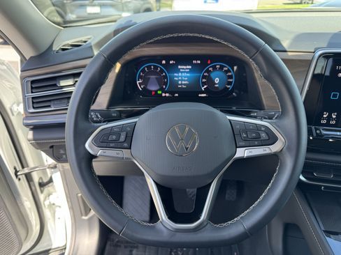 Used 2024 Volkswagen Atlas SE FWD image 17