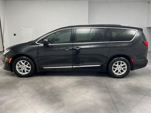 Used 2020 Chrysler Pacifica Touring-L image 4