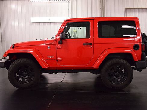 Used 2017 Jeep Wrangler Sahara w/ Dual Top Group AWD/4WD image 4