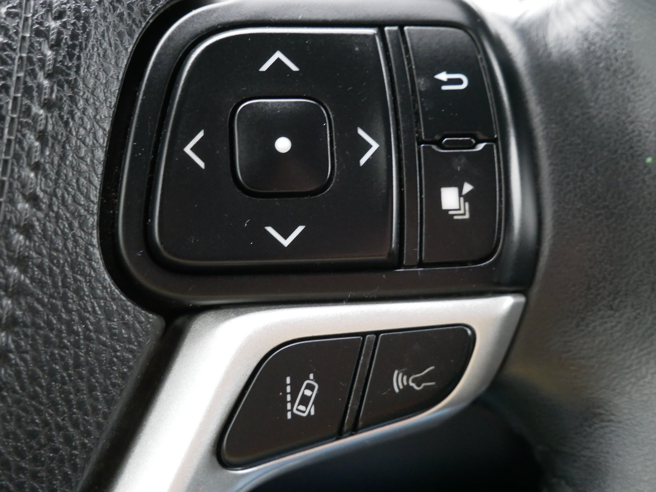 Used 2018 Toyota Highlander XLE w/ Carpet Mat Package (TMS) AWD/4WD image 18