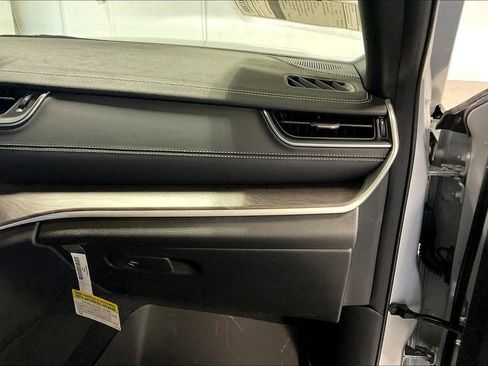 New 2025 Jeep Grand Cherokee Limited image 18