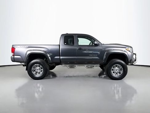 Used 2016 Toyota Tacoma SR5 AWD/4WD image 8