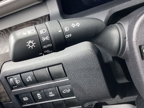 Used 2024 Toyota Tacoma Limited w/ Limited Package (LT) image 27