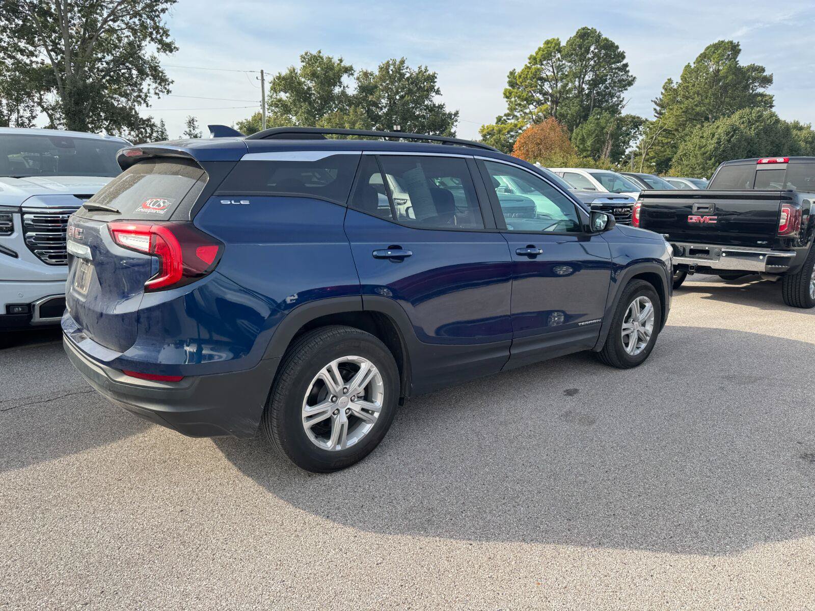 Used 2022 GMC Terrain SLE w/ Driver Convenience Package FWD image 5