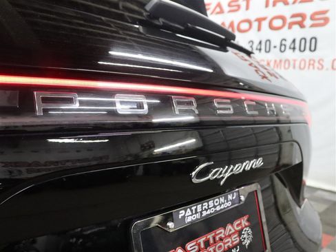 Used 2021 Porsche Cayenne AWD/4WD image 10