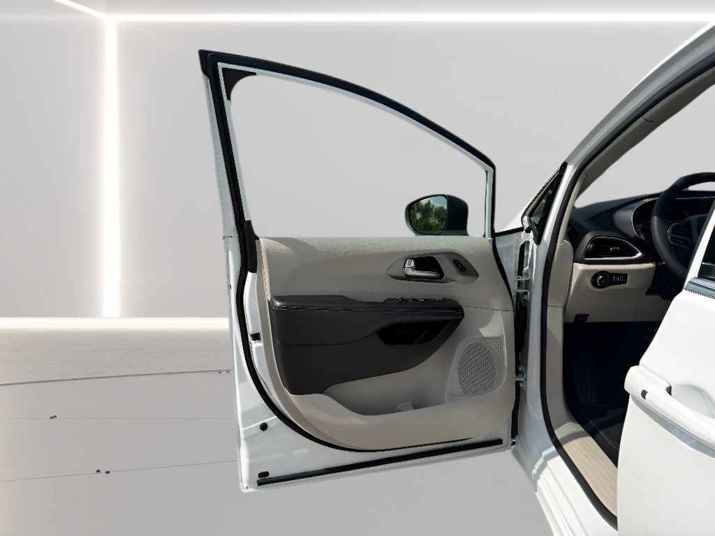 Used 2023 Chrysler Pacifica Touring-L FWD image 17