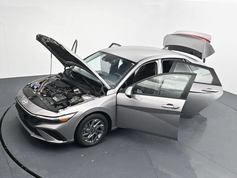 Used 2024 Hyundai Elantra SEL FWD image 26