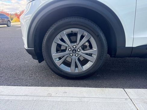 Used 2023 Ford Explorer XLT w/ Equipment Group 202A image 9