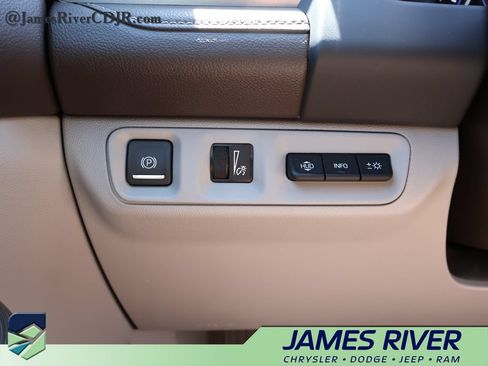 Used 2020 GMC Acadia SLT w/ Driver Alert Package II FWD image 31