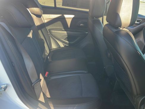 Used 2020 Chevrolet Trax LT w/ LT Convenience Package AWD/4WD image 13