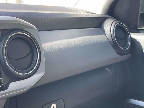 Used 2020 Toyota Tacoma SR5 image 31