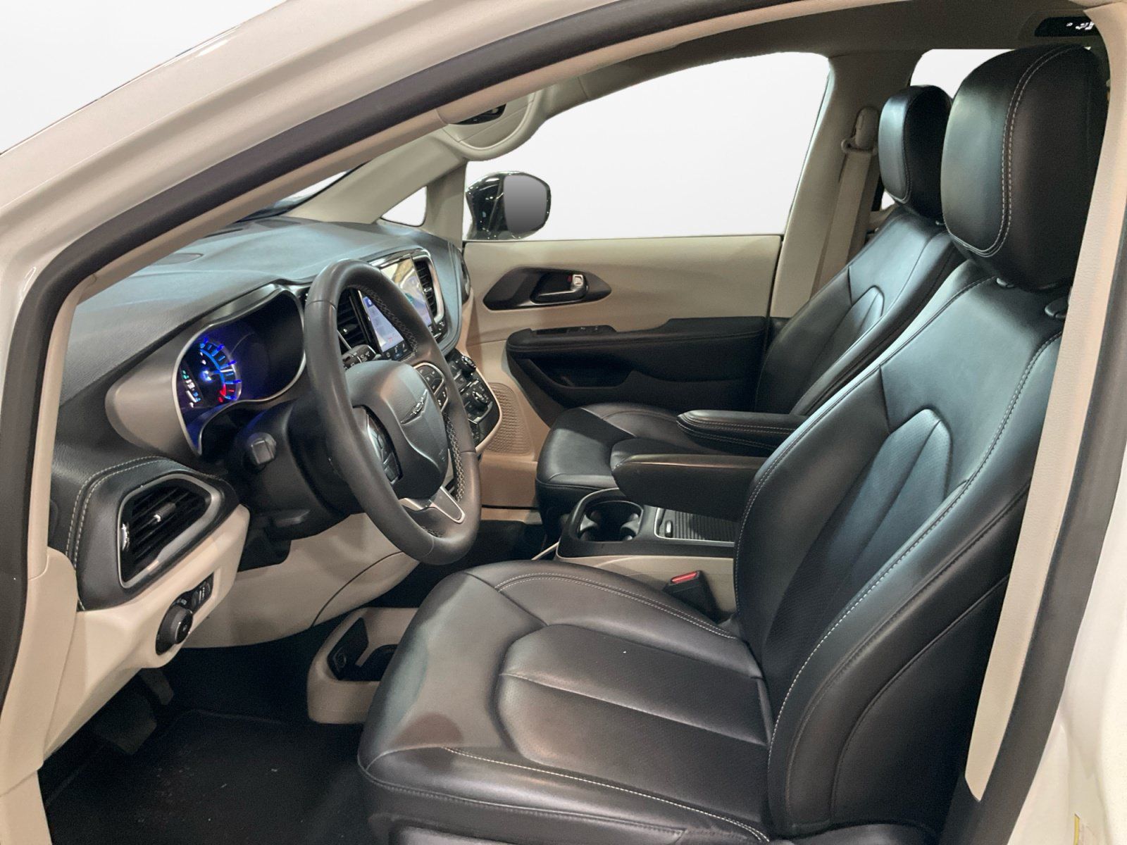 Used 2024 Chrysler Pacifica Limited FWD image 10
