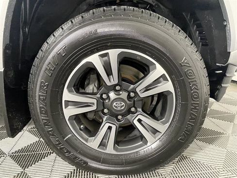 Used 2019 Toyota Tacoma TRD Sport w/ Technology Package image 30