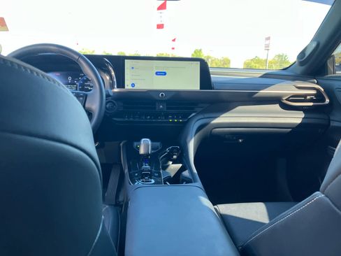 Used 2025 Toyota Crown Platinum image 38