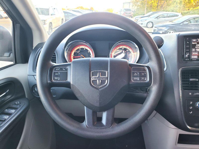 Used 2018 Dodge Grand Caravan SE w/ UConnect Hands-Free Group FWD image 9