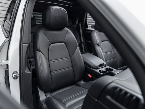 Certified 2023 Porsche Cayenne Platinum Edition AWD/4WD image 35