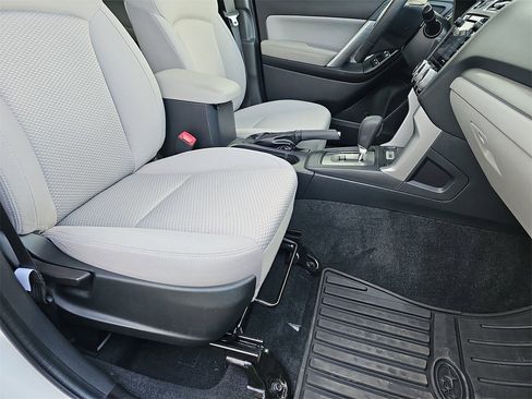 Used 2018 Subaru Forester 2.5i Premium w/ All-Weather Package image 10