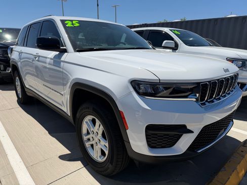 Used 2025 Jeep Grand Cherokee Laredo w/ Luxury Tech Group I AWD/4WD image 2