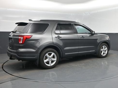 Used 2019 Ford Explorer XLT image 3