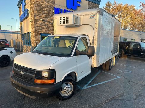 Used 2016 Chevrolet Express 4500 image 1