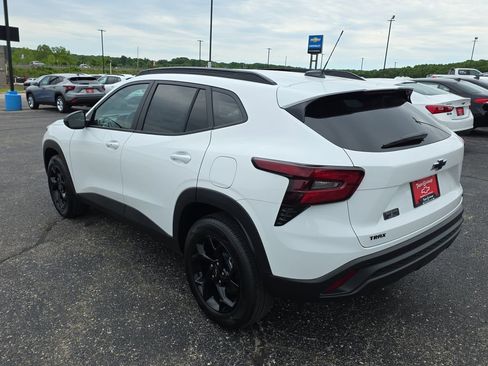 New 2026 Chevrolet Trax LT w/ Sunroof Package FWD image 6