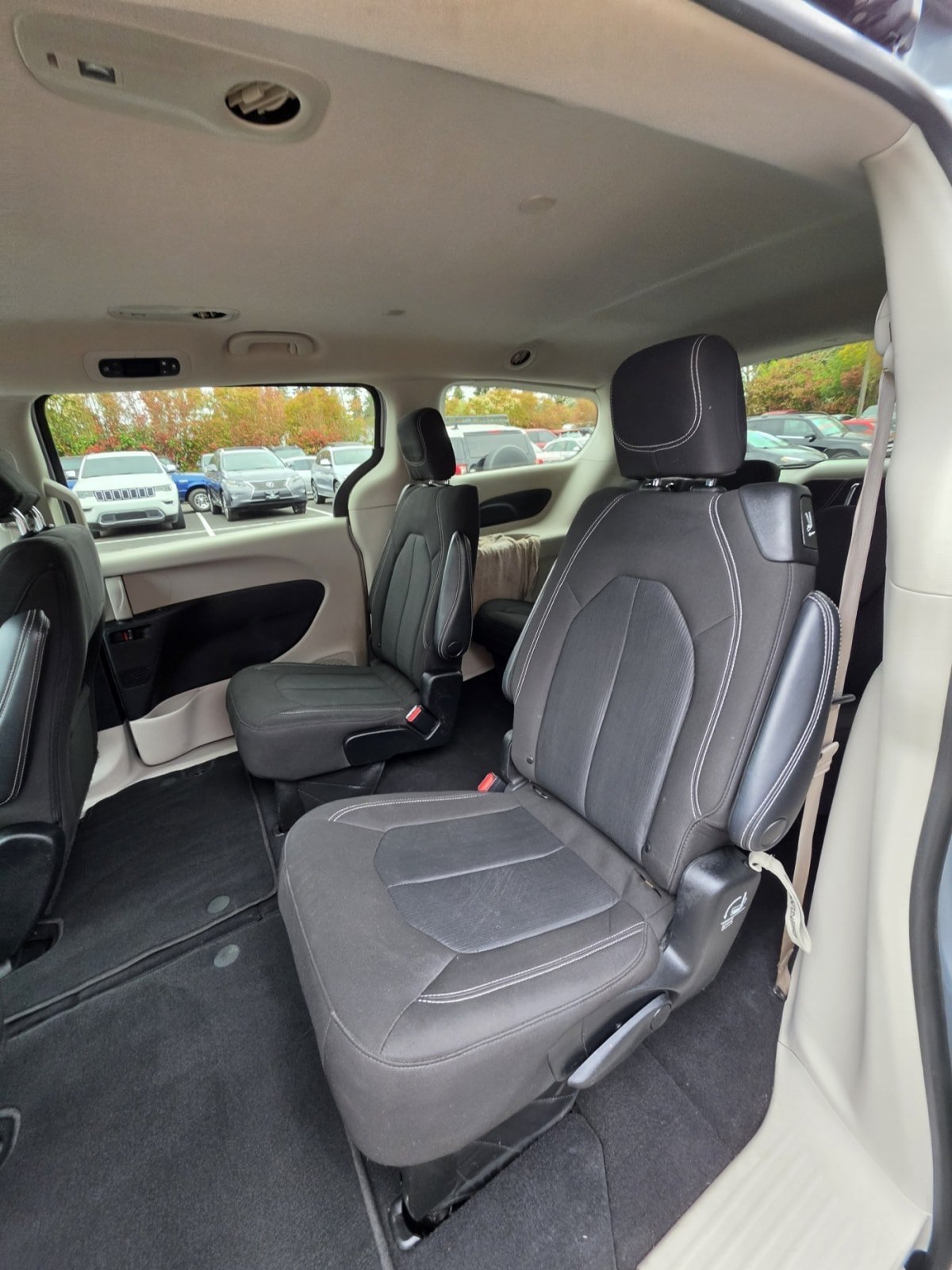 Used 2022 Chrysler Voyager LX FWD image 10