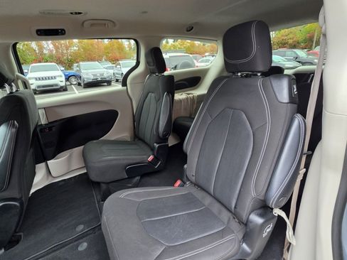 Used 2022 Chrysler Voyager LX FWD image 10
