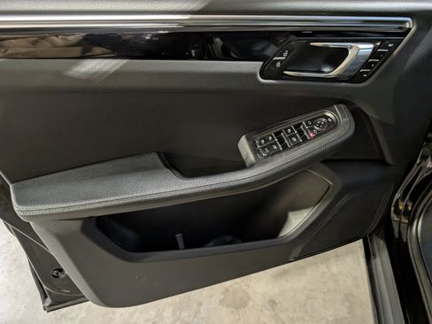 Certified 2024 Porsche Macan image 7