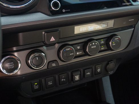 Used 2021 Toyota Tacoma TRD Off-Road w/ Technology Package AWD/4WD image 23