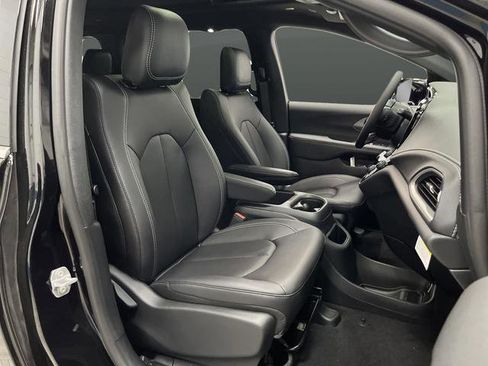 New 2026 Chrysler Pacifica Select image 30