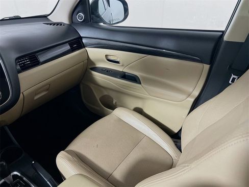 Used 2016 Mitsubishi Outlander GT image 24