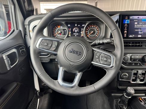 Used 2025 Jeep Wrangler Sahara image 24
