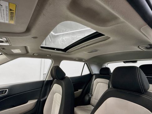 Used 2025 Hyundai Venue SEL FWD image 26