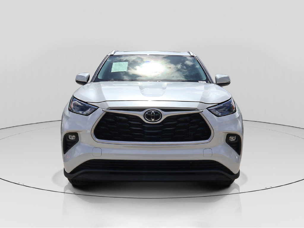 Used 2023 Toyota Highlander XLE FWD image 2