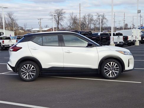 Used 2021 Nissan Kicks SV image 2
