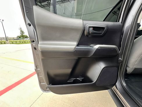 Used 2020 Toyota Tacoma SR5 RWD image 32