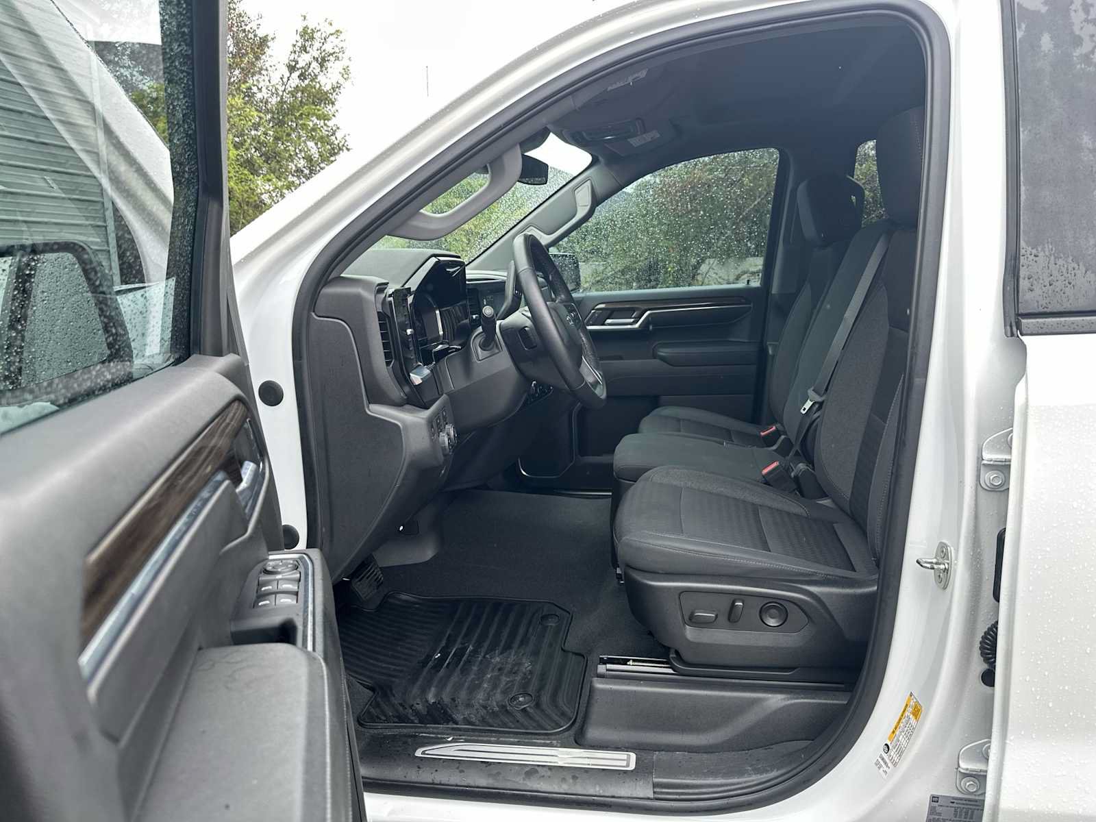 Used 2022 Chevrolet Silverado 1500 RST AWD/4WD image 2