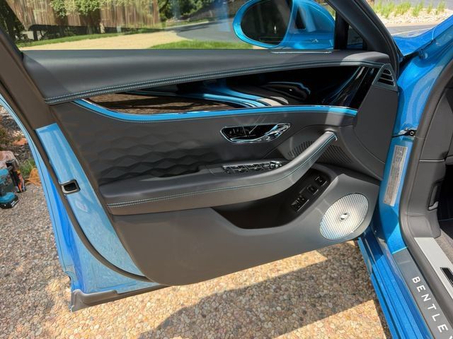 Used 2025 Bentley Flying Spur Plug-In Hybrid AWD/4WD image 25