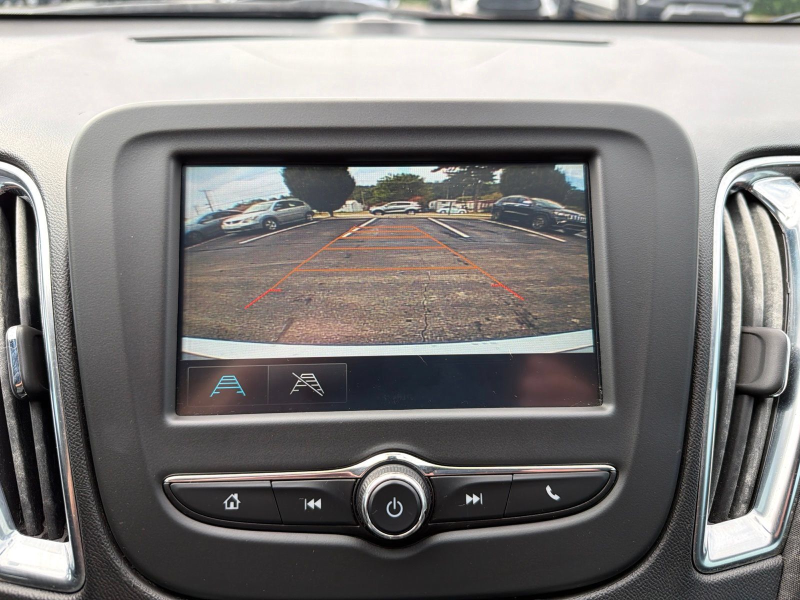 Used 2017 Chevrolet Malibu LT FWD image 17