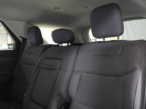 Used 2025 Ford Explorer Active AWD/4WD image 17