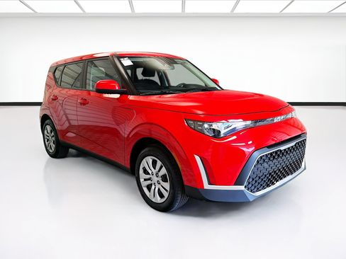 Used 2025 Kia Soul LX FWD image 3