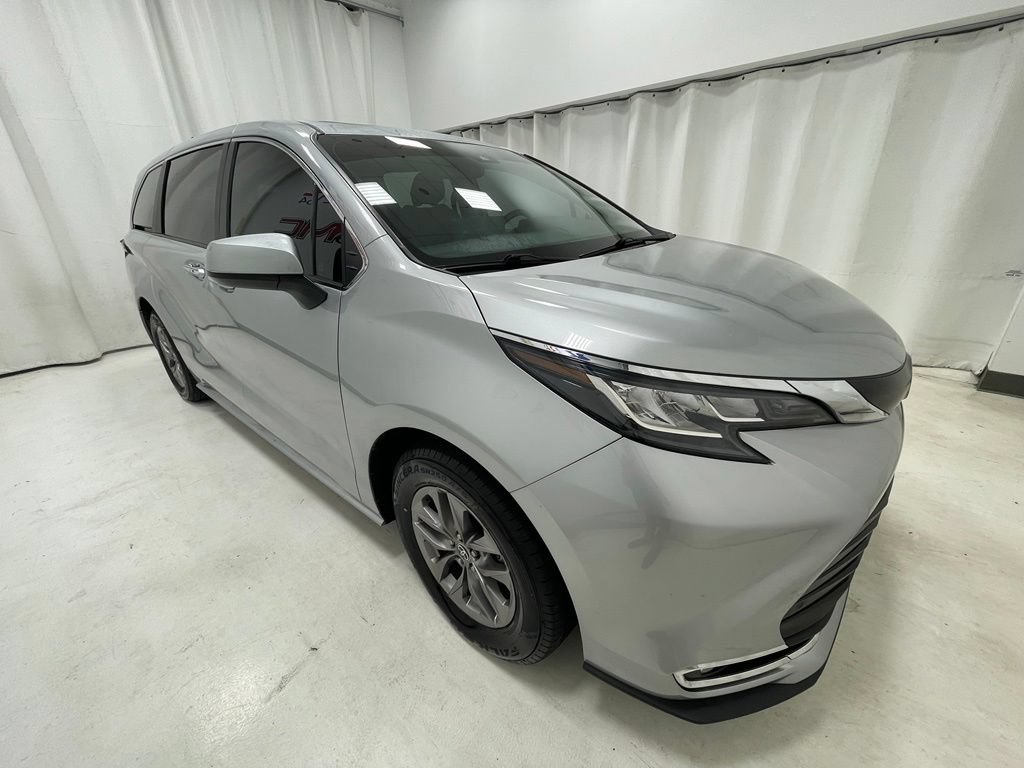 Used 2023 Toyota Sienna XLE FWD image 3