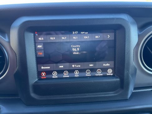 Used 2022 Jeep Gladiator Sport image 16