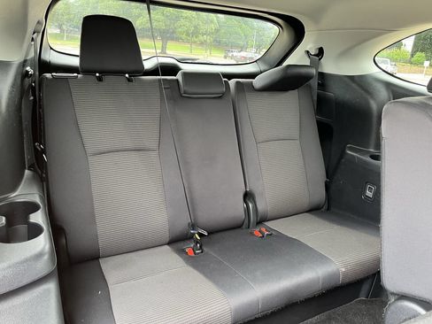 Used 2024 Toyota Highlander LE FWD image 27