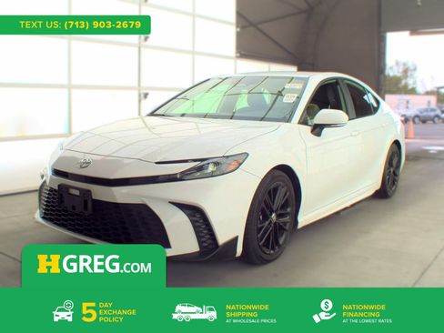 Used 2025 Toyota Camry SE FWD image 1