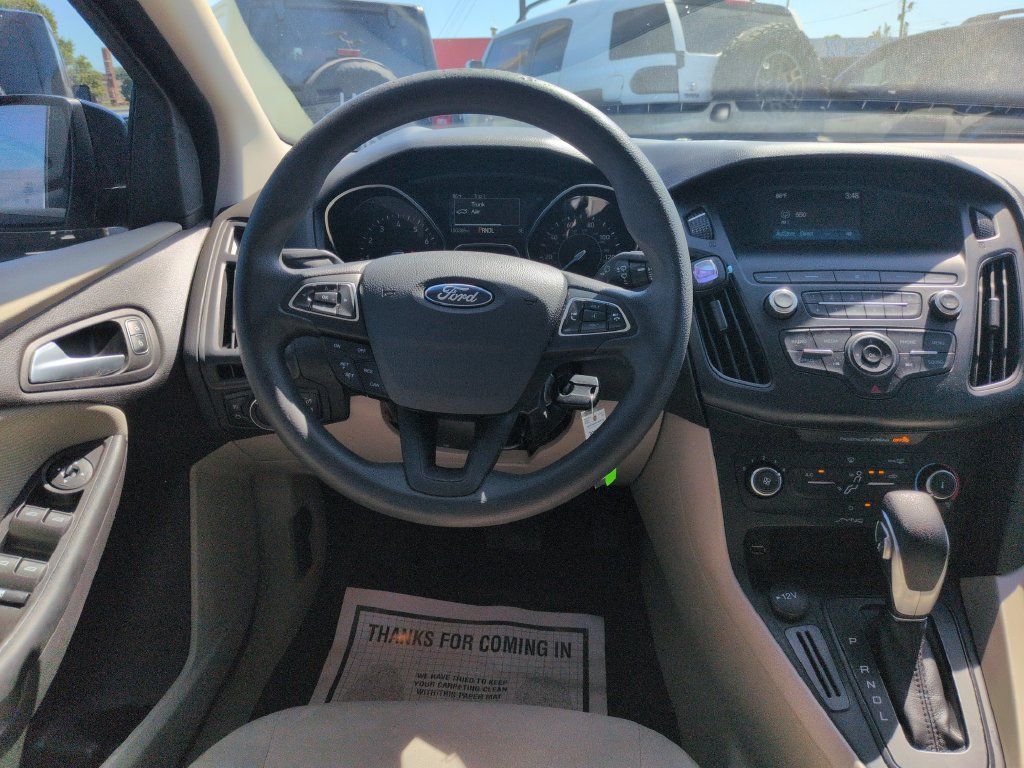 Used 2018 Ford Focus SE w/ SE Appearance Package FWD image 13