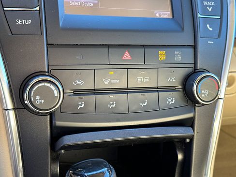 Used 2017 Toyota Camry SE image 30